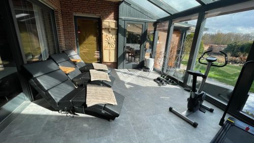 Wintergarten mit komfortablen Liegen mit Massagefunktion für echtes Wellness-Feeling