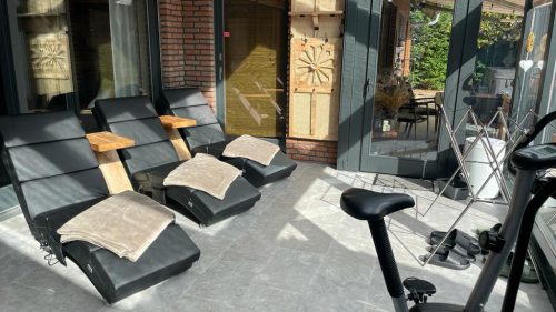 Wintergarten mit Massageliegen und Fitness